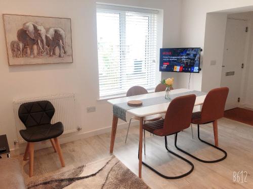 a dining room with a table and some chairs at Cottage House - Preston Village - Preston Park in Brighton & Hove