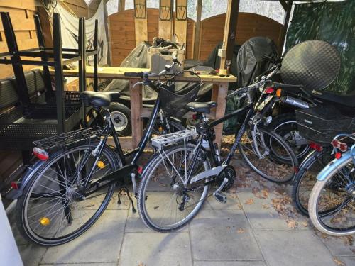a group of bikes parked in a garage at Ahauser Ferien- und Business-Appartement 29qm in Ahausen