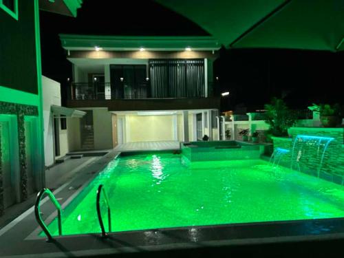 Kolam renang di atau dekat dengan Benny's Hotel-Inspired & Condo-Inspired Rooms and Pool