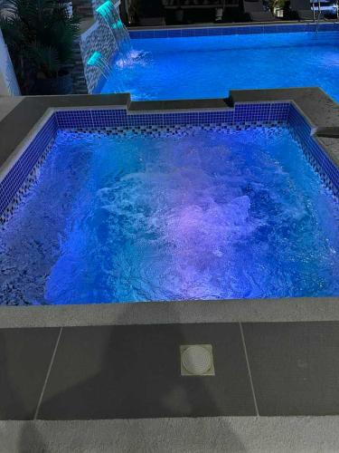 Gambar di galeri bagi Benny's Hotel-Inspired & Condo-Inspired Rooms and Pool di Iloilo City