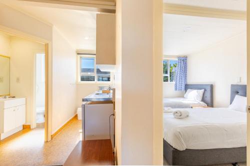 a small apartment with a bed and a kitchen at Lavana Motel in Hastings