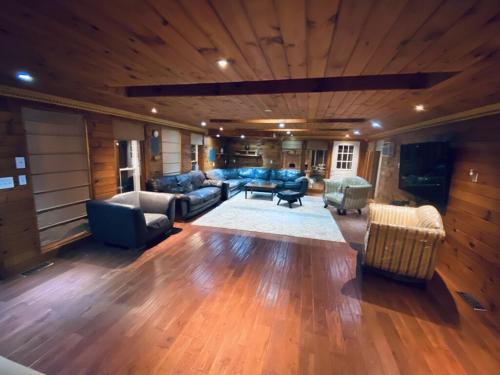 Posezení v ubytování Catskill Log Home