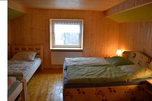 Lodge U Mařenky A Jeníčka tesisinde bir odada yatak veya yataklar