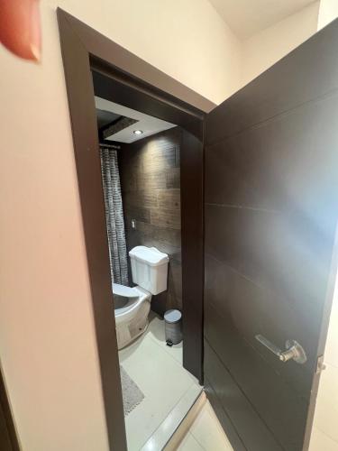 a small bathroom with a toilet in a room at Casa 2 habitaciones más sofá in Delicias