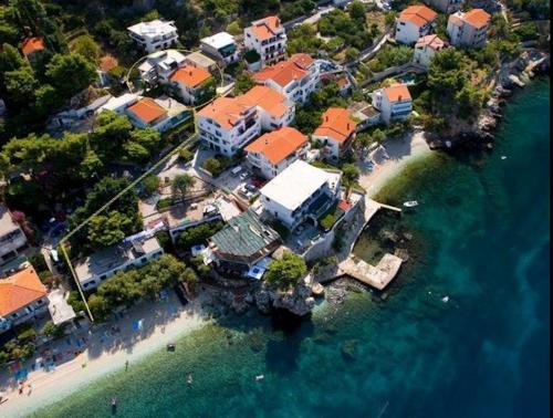 an aerial view of a resort on a beach at Apartments Leut in Drasnice