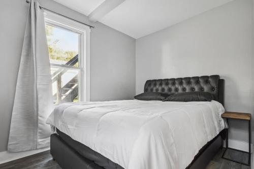Un dormitorio con una cama grande y una ventana. en Quaint 1BR 1BA near the falls, en Niagara Falls