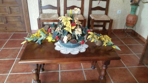 a vase of flowers sitting on a table at Hotel Restaurante Atalaya in Comares