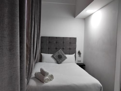 Un dormitorio con una cama con dos toallas encima. en Nottingham CityCentre-Studio-Free Parking-Wifi, en Nottingham
