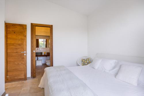 Ένα ή περισσότερα κρεβάτια σε δωμάτιο στο Villa Erakle a Luxury villa with amazing sunset view