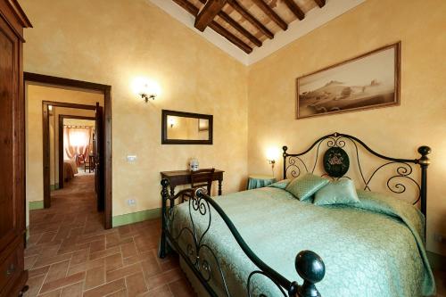 a bedroom with a large bed in a room at Agriturismo Il Casalino in Pienza