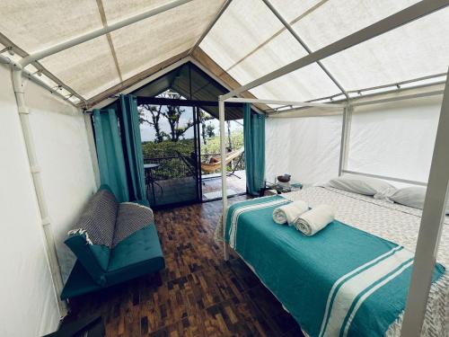 Postel nebo postele na pokoji v ubytování Rio celeste los teñideros Garza del Sol Glamping Buganvilia