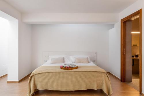 Ένα ή περισσότερα κρεβάτια σε δωμάτιο στο Villa Erakle a Luxury villa with amazing sunset view