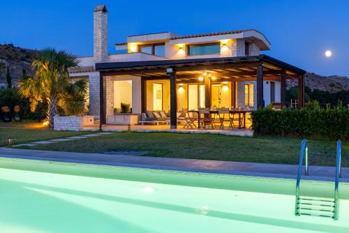 Πισίνα στο ή κοντά στο Villa Erakle a Luxury villa with amazing sunset view