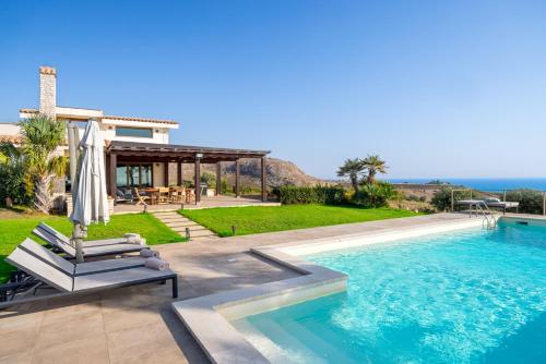 Πισίνα στο ή κοντά στο Villa Erakle a Luxury villa with amazing sunset view