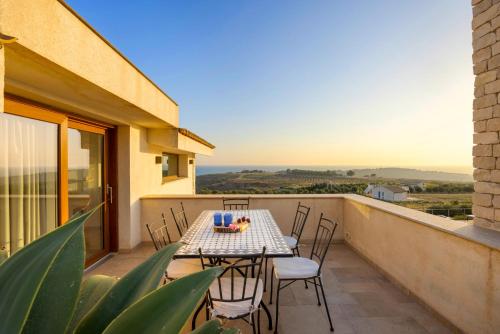 Μπαλκόνι ή βεράντα στο Villa Erakle a Luxury villa with amazing sunset view