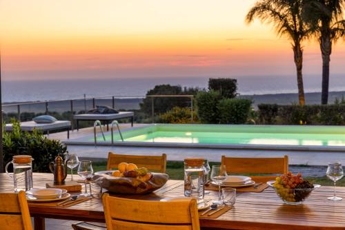 Πισίνα στο ή κοντά στο Villa Erakle a Luxury villa with amazing sunset view