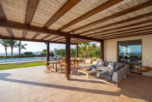 Πισίνα στο ή κοντά στο Villa Erakle a Luxury villa with amazing sunset view
