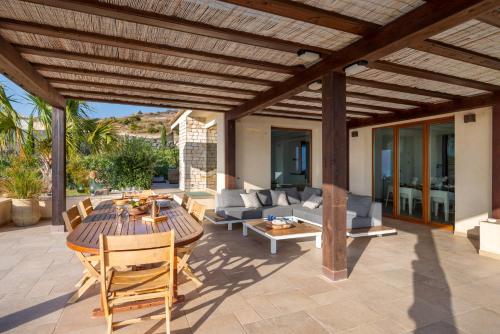 Χώρος καθιστικού στο Villa Erakle a Luxury villa with amazing sunset view