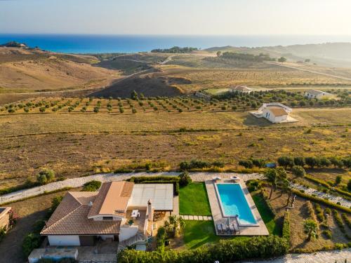 Πισίνα στο ή κοντά στο Villa Erakle a Luxury villa with amazing sunset view
