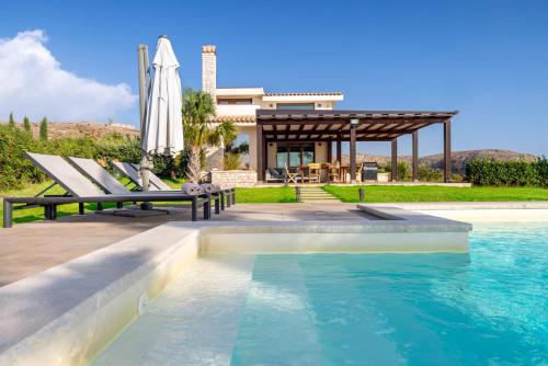 Πισίνα στο ή κοντά στο Villa Erakle a Luxury villa with amazing sunset view