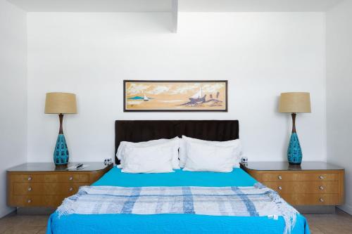 Cama o camas de una habitación en The Monkey Tree by AvantStay Mid-Century Modern Oasis with Pool