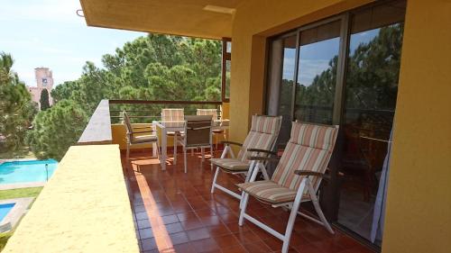 d'une terrasse avec des chaises et une table sur un balcon. dans l'établissement Apartamento Bahia Blanca, à Marbella