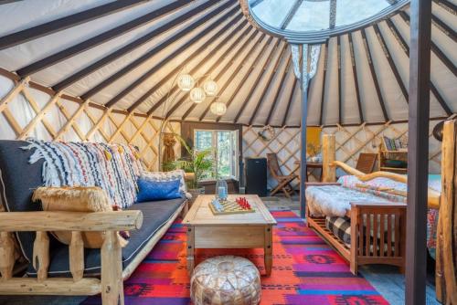 Χώρος καθιστικού στο Shanti Yurt with private hot tub in Bragg Creek