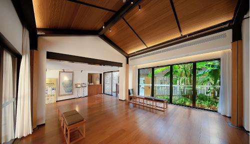 a large room with wooden floors and large windows at Jingdezhen Taoyi Shangnong Hotel in Jingdezhen