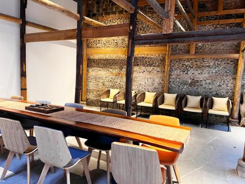 a dining room with a long table and chairs at Jingdezhen Taoyi Shangnong Hotel in Jingdezhen