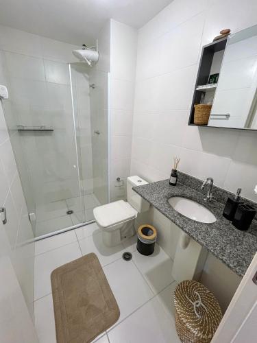 a bathroom with a toilet and a sink and a shower at Apartamento com espaço de trabalho completo - Estação João Dias CPTM in Sao Paulo