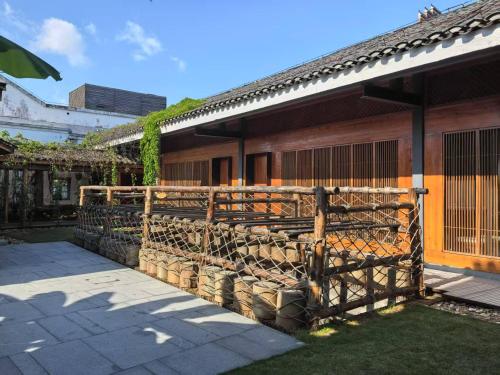 a wooden fence in front of a building at Jingdezhen Taoyi Shangnong Hotel in Jingdezhen