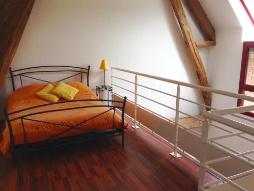 une chambre avec un lit et un escalier dans l'établissement Résidences Le Clos du Manoir - Self Cooking, à Gauciel