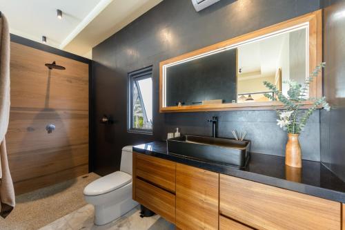 Ένα μπάνιο στο Villa Olivia 3BR Sea View Private Pool