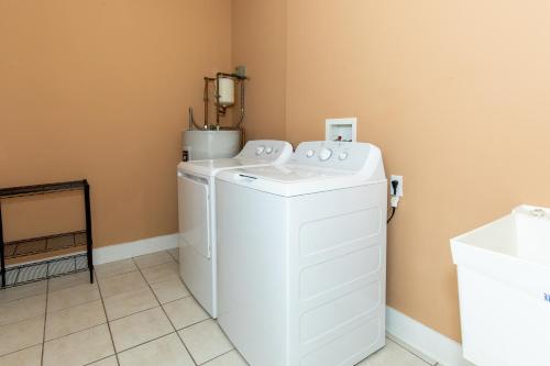 a laundry room with a washer and dryer at The Jazz Club Downtown Sandusky in Sandusky