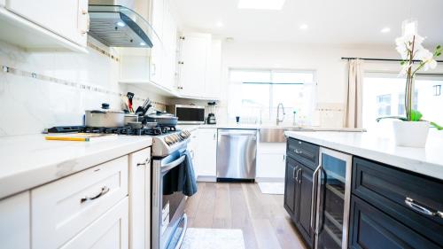 Dapur atau dapur kecil di Grand Lux 4BR Prime Location & Serene Yard