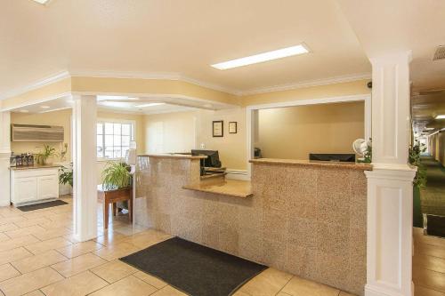 an office lobby with a reception desk and a mirror at Quality Inn in Grants Pass