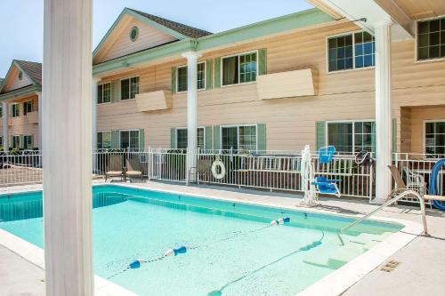 a swimming pool in front of a building at Quality Inn in Grants Pass