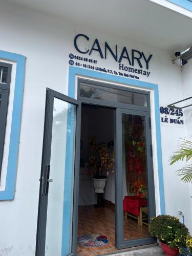 an entrance to a flower shop with a glass door at HomestayHoangYen in Phường Sáu