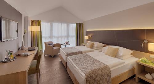 Ένα ή περισσότερα κρεβάτια σε δωμάτιο στο Hotel Holl