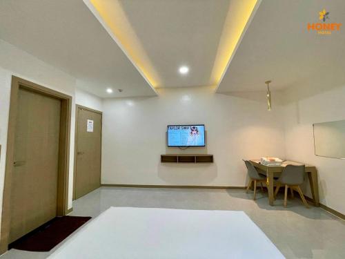 Maganda Hotel - Balibagoにあるテレビまたはエンターテインメントセンター