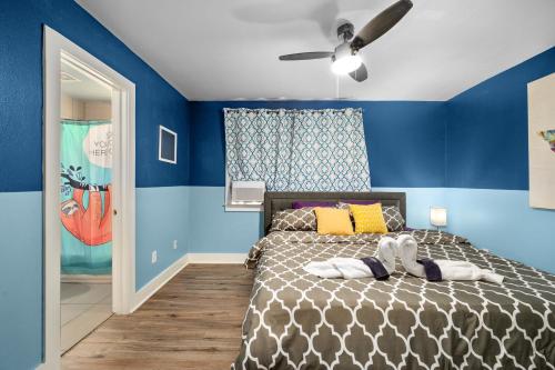 a bedroom with blue walls and a bed at Stylish Apartment Minutes from NRG and Med Center in Houston