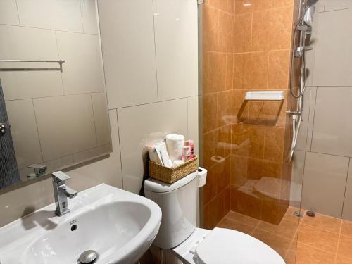 Ένα μπάνιο στο New 1-Bedroom Condo for Rent 0 Meters from BTS Wutthakat
