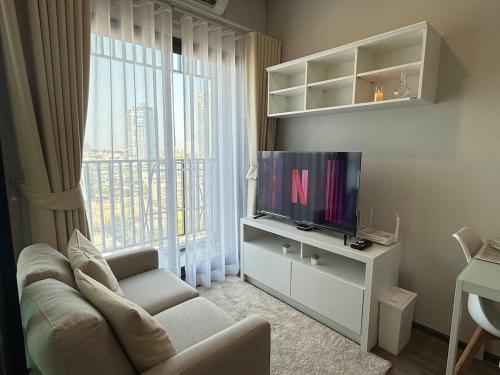 Μια τηλεόραση ή/και κέντρο ψυχαγωγίας στο New 1-Bedroom Condo for Rent 0 Meters from BTS Wutthakat
