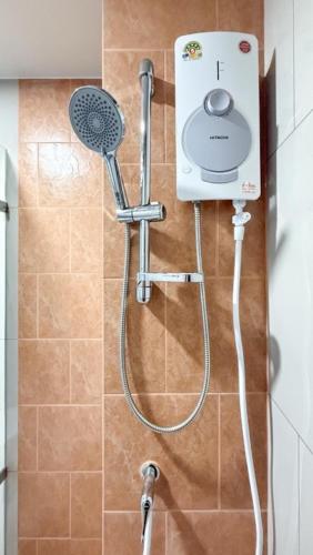 Ένα μπάνιο στο New 1-Bedroom Condo for Rent 0 Meters from BTS Wutthakat