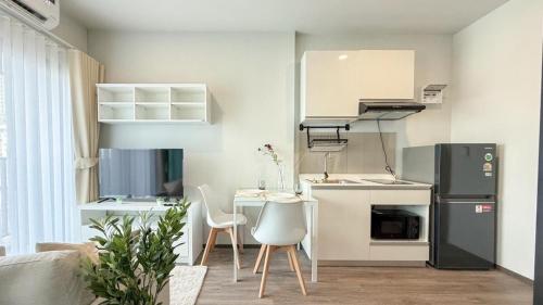 Η κουζίνα ή μικρή κουζίνα στο New 1-Bedroom Condo for Rent 0 Meters from BTS Wutthakat