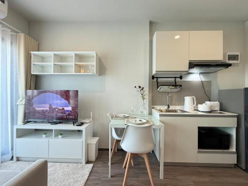 Η κουζίνα ή μικρή κουζίνα στο New 1-Bedroom Condo for Rent 0 Meters from BTS Wutthakat