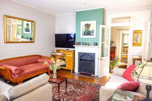 TV a/nebo společenská místnost v ubytování Charm & History 3bdr Cottage close to harbour views