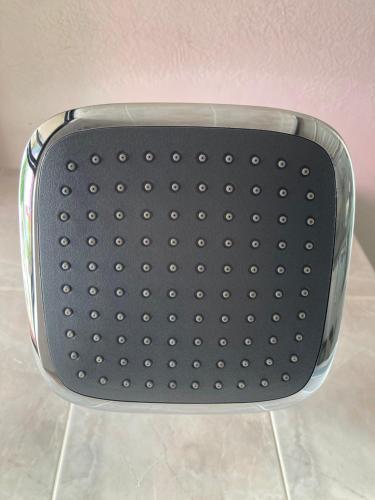 a metal chair sitting on top of a floor at Departamento 4 habitaciones 12 personas vista al mar 8vo piso Playa Almendro in Tonsupa