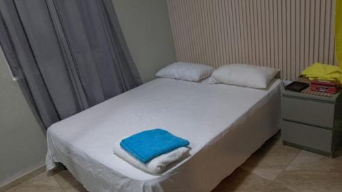 a small bedroom with a bed with towels on it at Villa Tulum in San Cristóbal