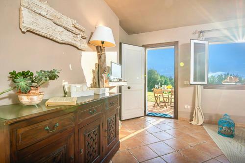cocina con vestidor y puerta con patio en La Dimora di Amaranta, en Baja Sardinia